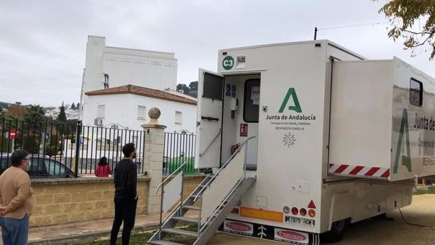 Salud vacunará en torno a 1.600 habitantes de Medina y Vejer en la unidad móvil