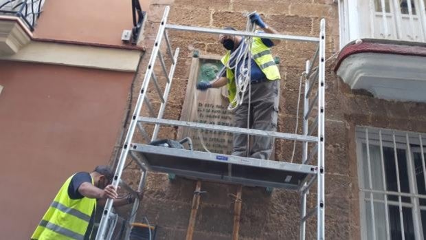 Kichi retira la placa de Pemán en la casa natal del escritor gaditano