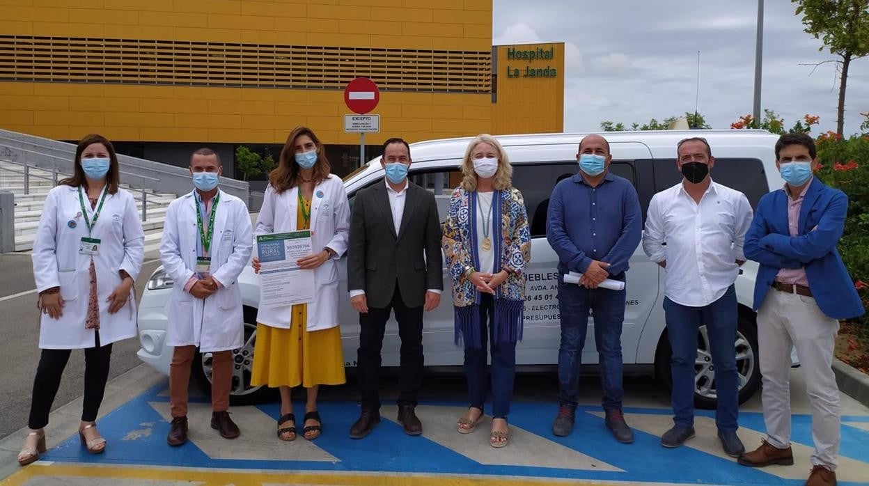 La delegada territorial de Fomento, Infraestructuras y Ordenación del Territorio de la Junta en Cádiz, Mercedes Colombo, durante su visita al Hospital de La Janda.