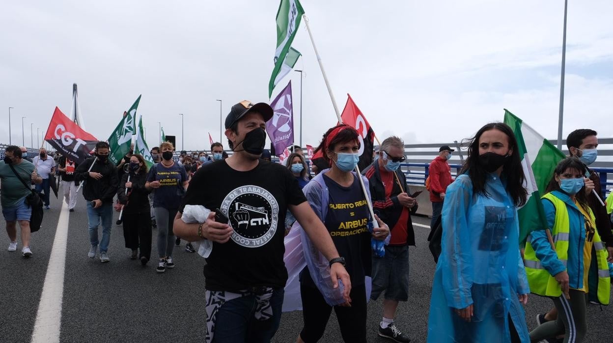 Kichi y la parlamentaria de Anticapitalistas, Teresa Rodríguez, durante la manifestación de Airbus