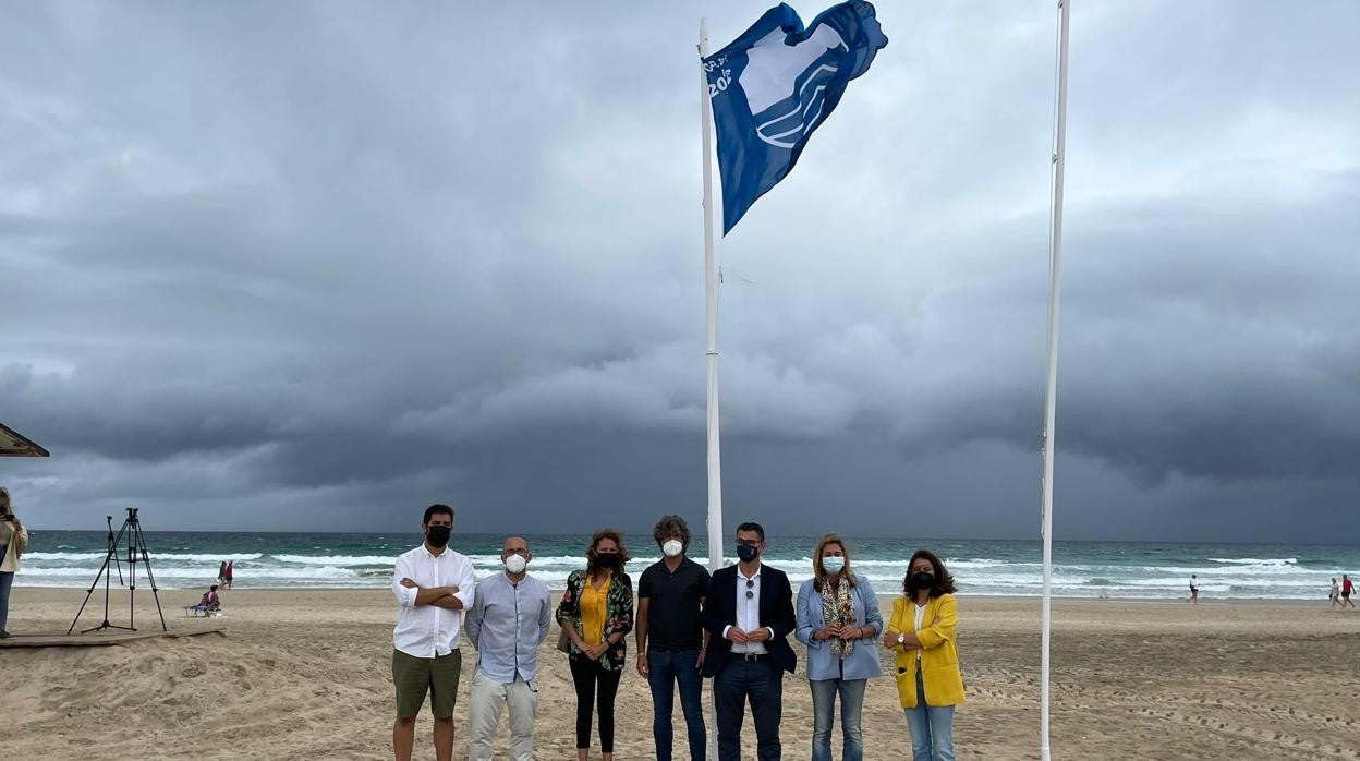 Imagen del acto de la entrega de bandera azul.