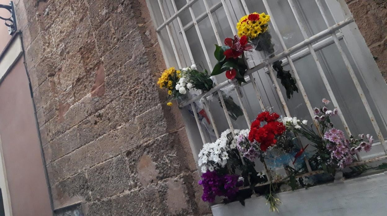 gaditanos han colocado ramos de flores en la casa natal de José María Pemán, en la calle Isabel La Católica.