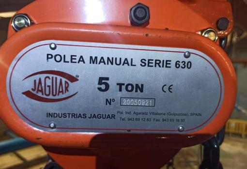 Imagen de la polea manual con la que están trabajando de forma provisional y que tolera hasta 5.000 kilos de peso.