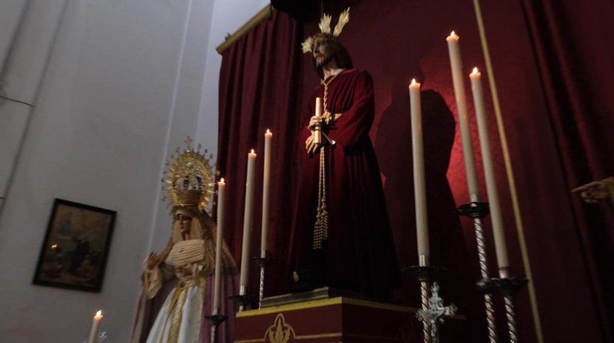 La gorra de Ernesto Pérez a los pies del Cristo.