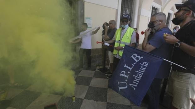 Kichi suspende el pleno ante las protestas de la Policía Local, que obligan a desalojar el Ayuntamiento