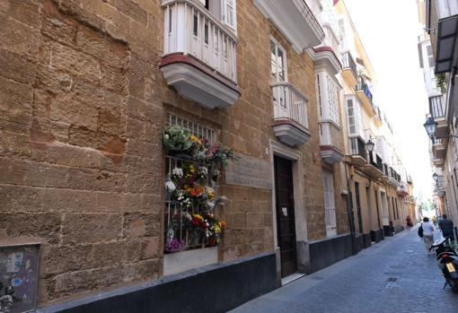 La casa natal del escritor se ha llenado de ramos de flores.