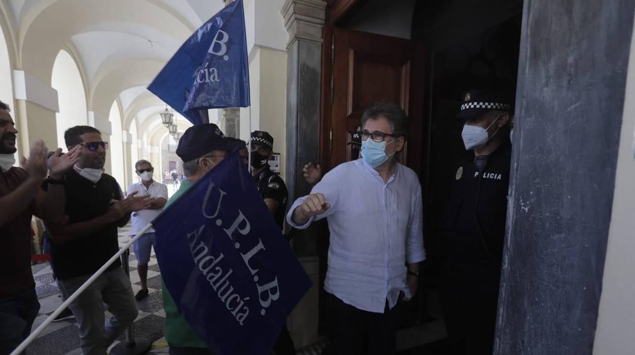 Los sindicalistas, el pasado viernes en la puerta del Ayuntamiento, en su enfrentamiento con el edil de Empleo.