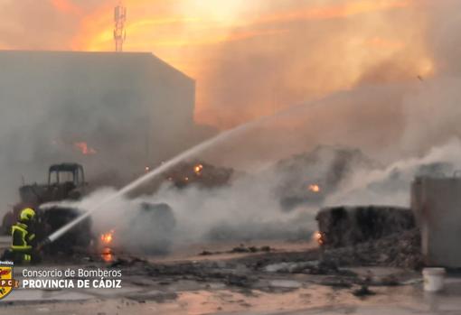 Un bombero sofoca las llamas, este lunes por la tarde.