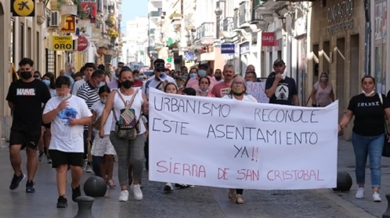 Un momento de la manifestación que discurría por Virgen de los Milagros