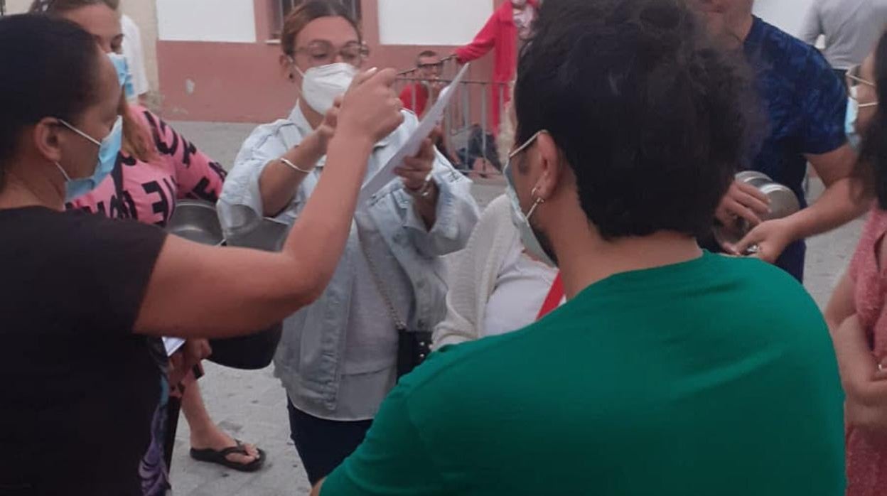 Kichi (de espaldas), conversando con vecinos del barrio de La Viña en pasado domingo.