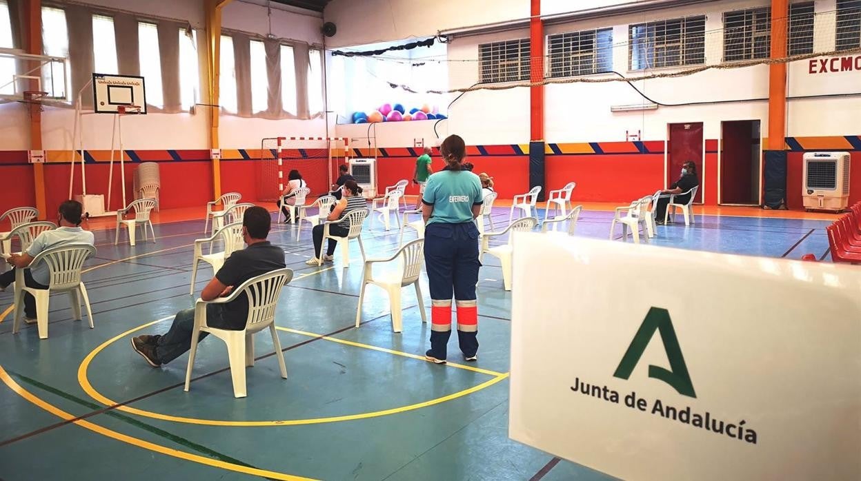 Punto de vacunación externo contra la Covid en el polideportivo El Fuerte de Ronda