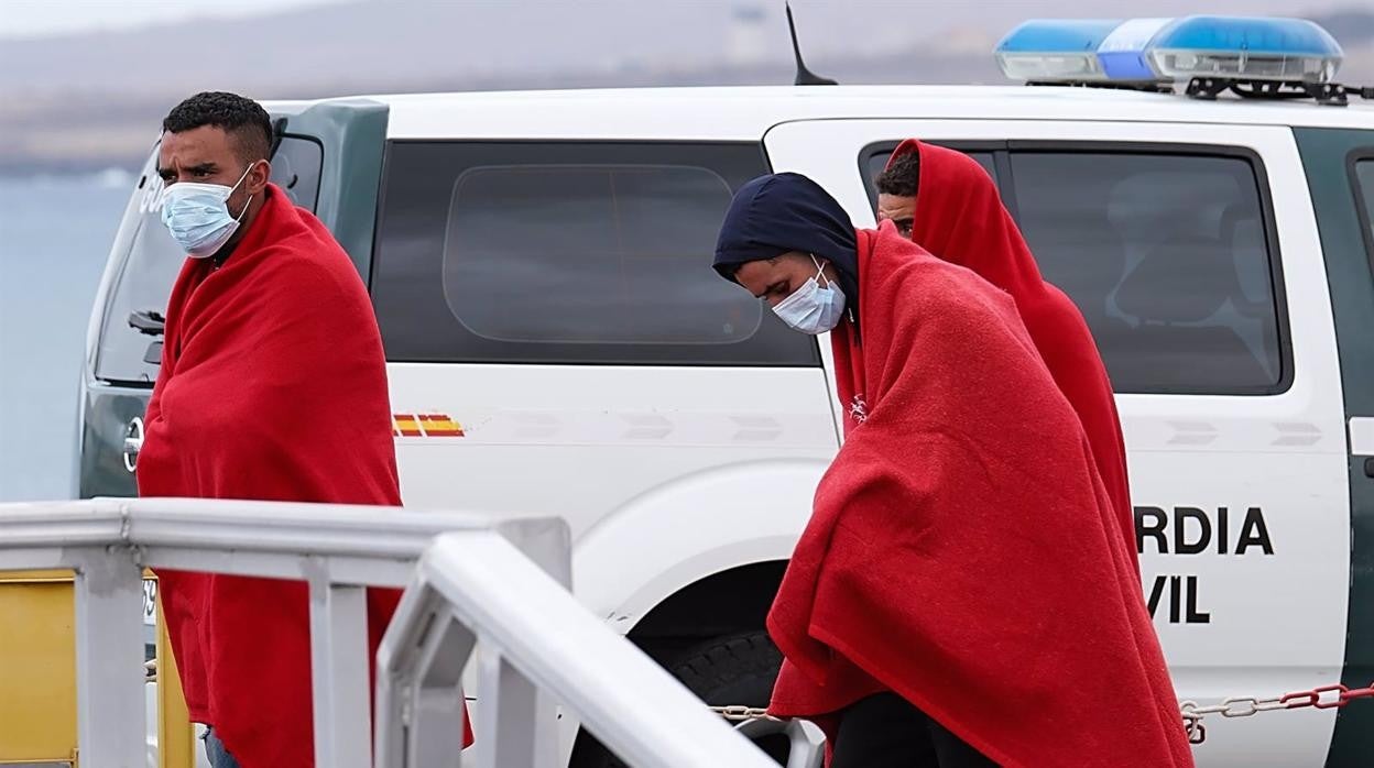 Imagen de archivo de varios migrantes llegando a puerto.