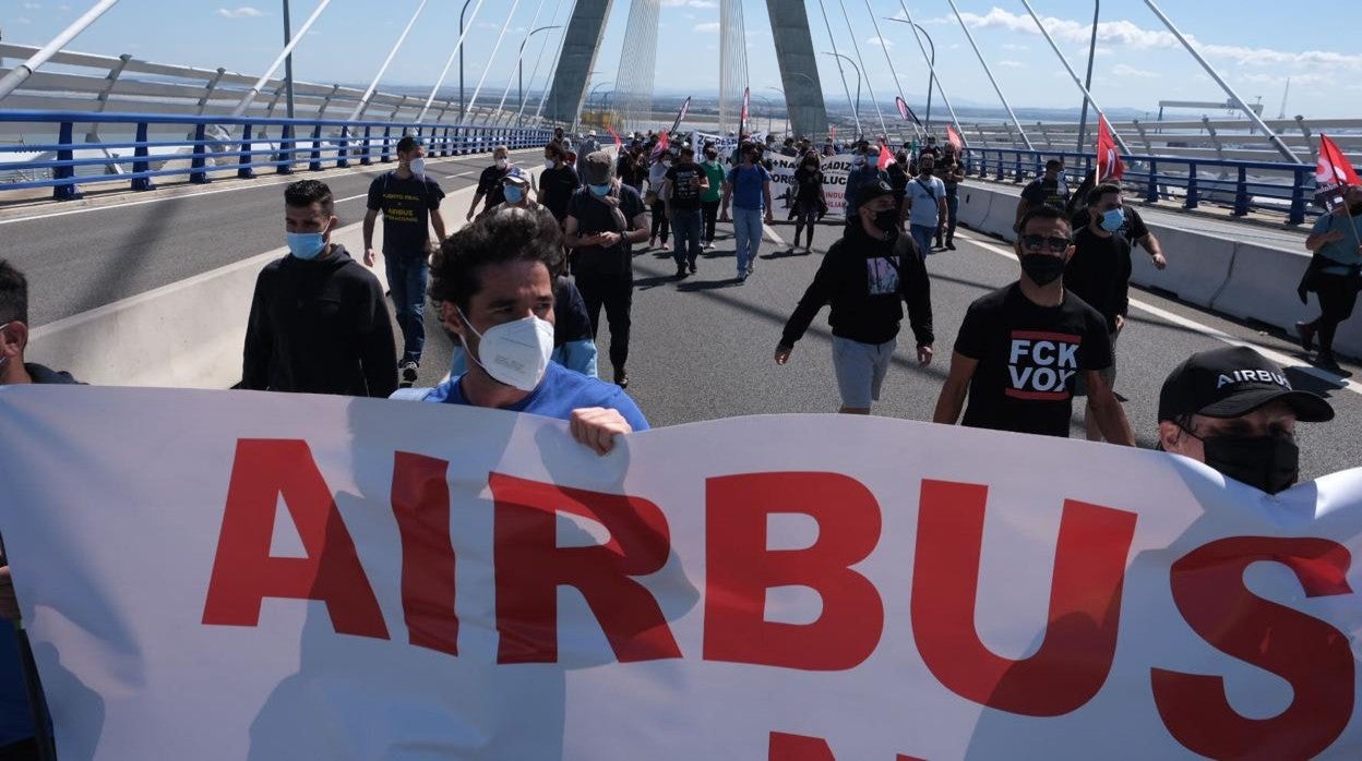 Una de las manifestaciones de Airbus Puerto Real pasando por el segundo puente