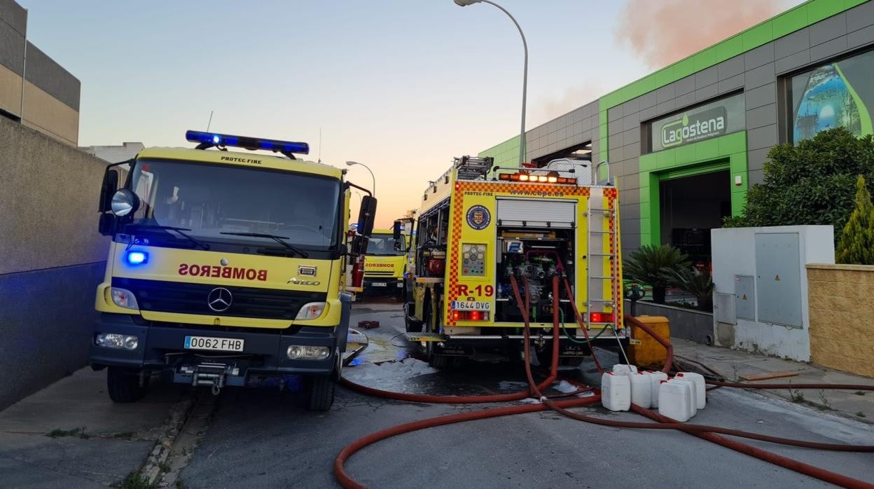 Los Bomberos necesitaron, además de agua, espuma para sofocar el incendio.