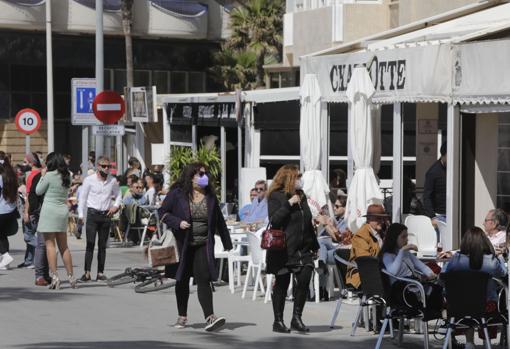 Bares en el Paseo Marítimo de Cádiz.