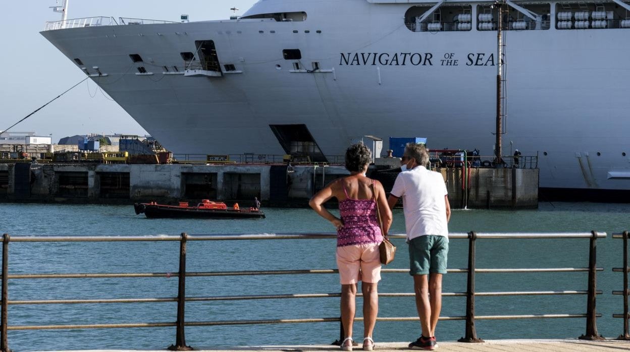 Llegada del crucero Navigator of the Seas a Navantia Cádiz.