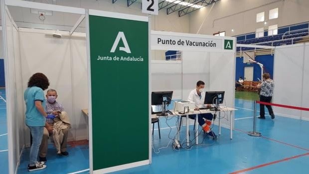 Ubrique y Olvera acogen este lunes convocatorias de vacunación sin cita a personas de 40 a 69 años