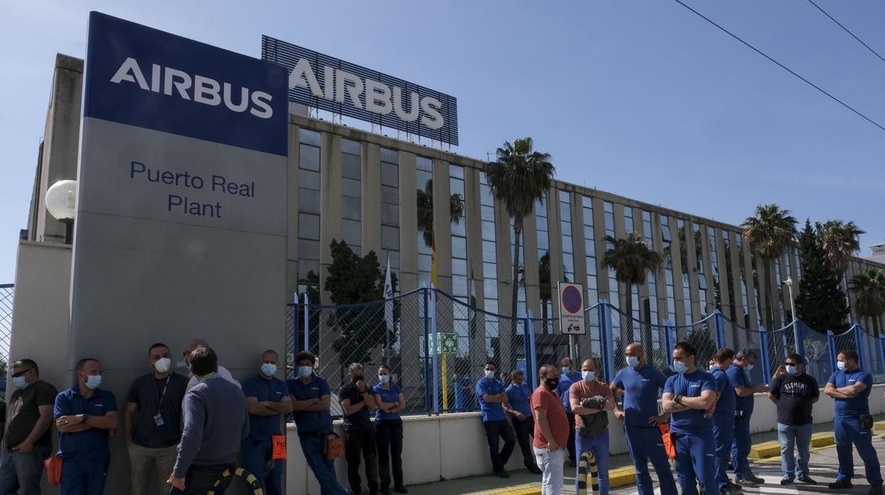 Concentración en la puerta de la factoría de Puerto Real