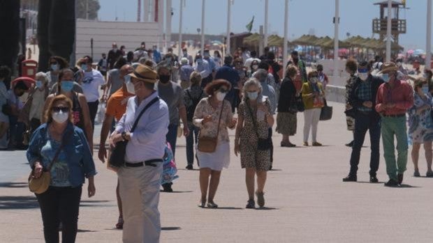 Cádiz se adentra en una nueva ola de coronavirus con una tasa disparada en pleno verano