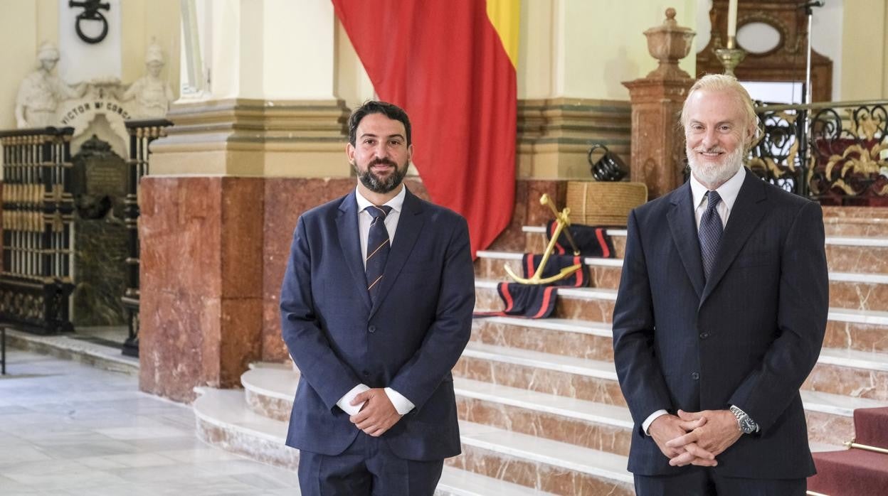 Héctor Salvador y Víctor Vescovo en el Panteón de Marinos Ilustres de la Armada en San Fernando.