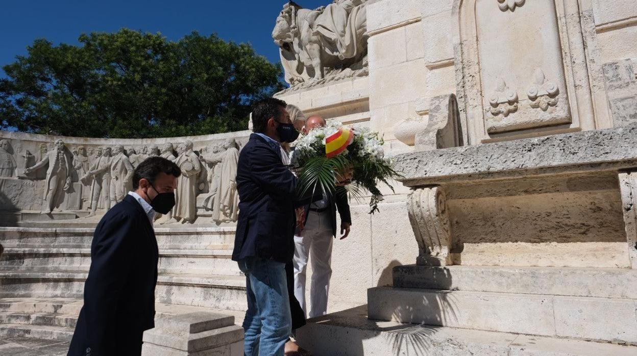 Bruno García y Toni Martín colocan unas flores en honor a Miguel Ángel Blanco en el monumento.