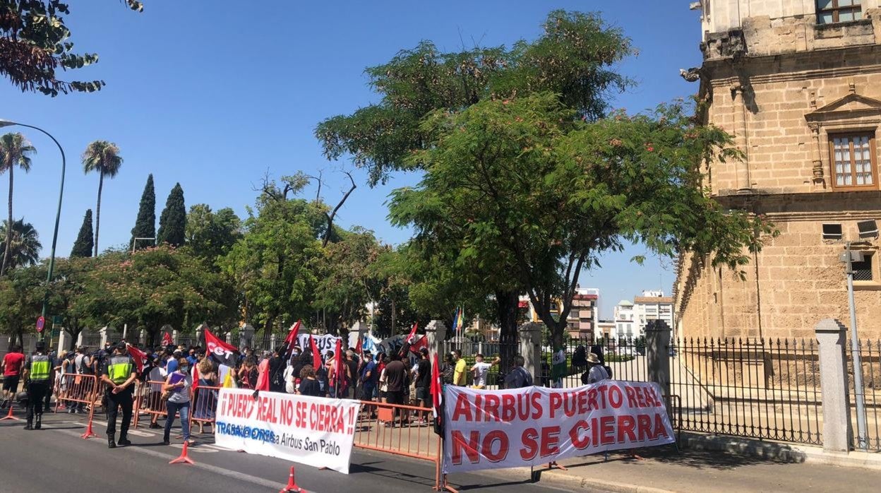 La plantilla de Airbus Puerto Real en manifestación ante el Parlamento andaluz