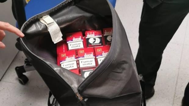 Interceptadas en La Línea 410 cajetillas de tabaco ocultas en la mochila impermeable de un buzo