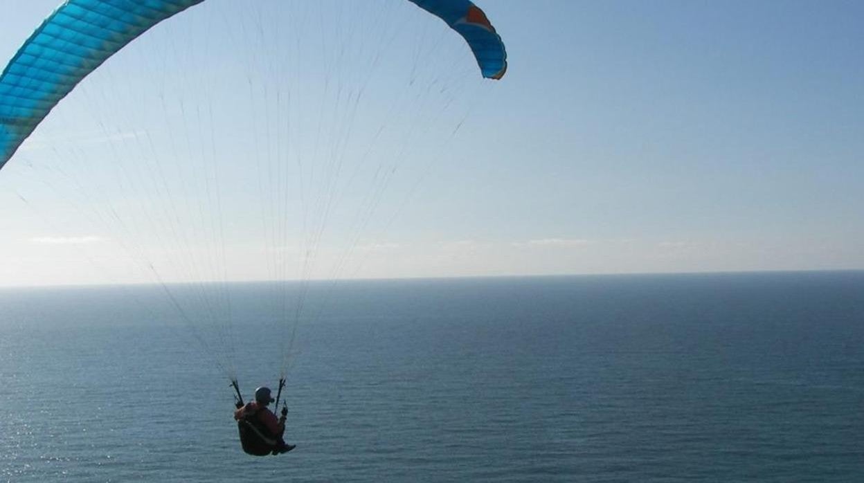 Trasladado en helicóptero un parapentista herido tras caerse en la playa de Zahara