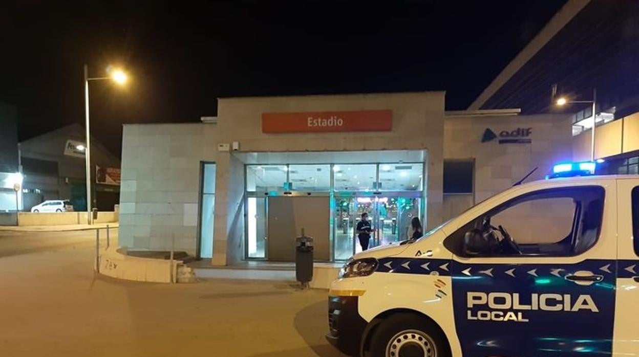 Policía Local en la parada de Renfe del Estadio en Cádiz