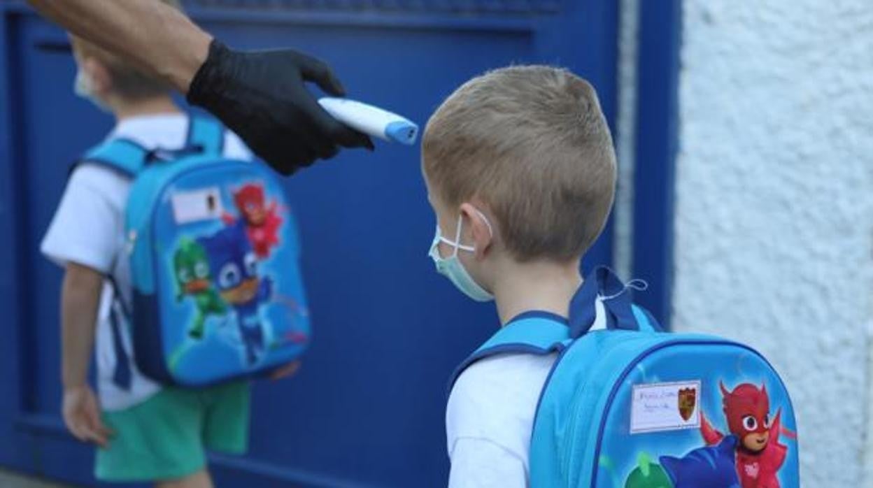 Un alumno con mascarilla en un colegio de Cádiz.