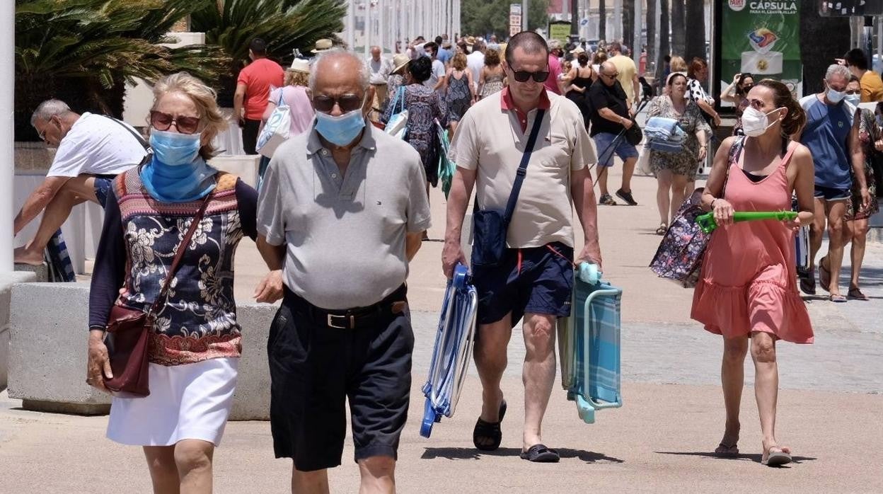 Ciudadanos por el Paseo Marítimo de Cádiz.