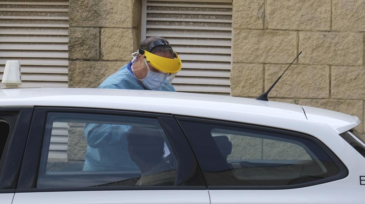 Test de Covid en el centro de salud de la barriada de La Paz, en Cádiz capital.