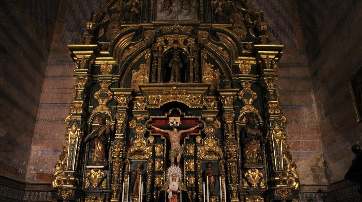 Uno de los retablos laterales del santuario de Consolación que acaba de ser restaurado