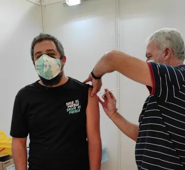 La emoción de un padre de Jerez que ha podido vacunar a sus dos hijos