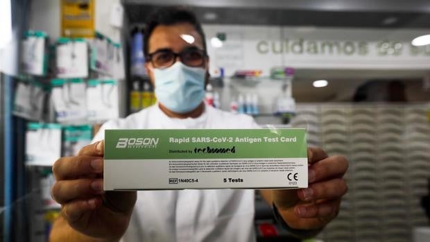 Desconcierto en las farmacias gaditanas ante el comienzo de la venta de los test de antígenos