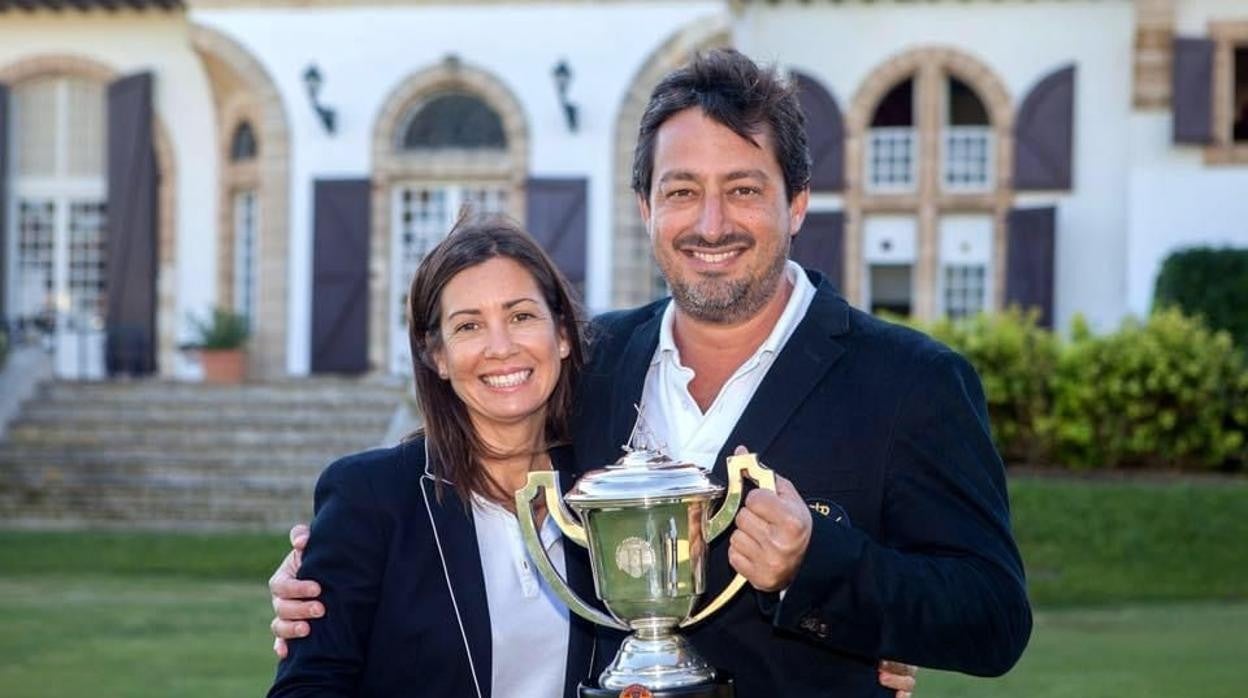 Basilio Iglesias, junto a su mujer María Taylor, con uno de sus innumerables trofeos de croquet.