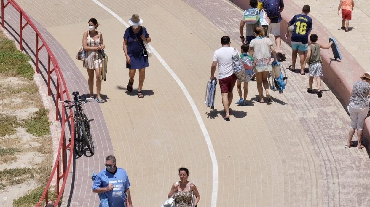 Ciudadanos en Cádiz dirigiéndose a la playa.