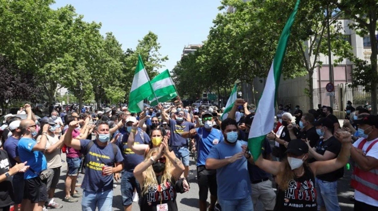 Los trabajadores de Airbus Puerto Real se concentran en el Parlamento para pedir a Juanma Moreno «su compromiso»