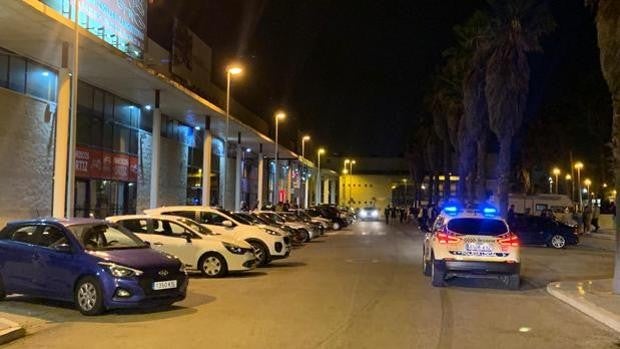 La Policía desaloja en Cádiz por dos veces una concentración ilegal de coches