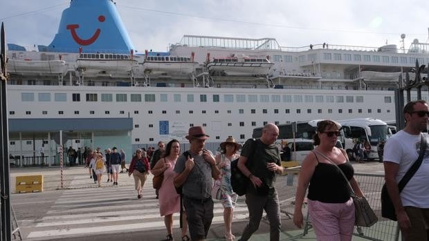 La reactivación del tráfico de cruceros en Cádiz se deja para septiembre