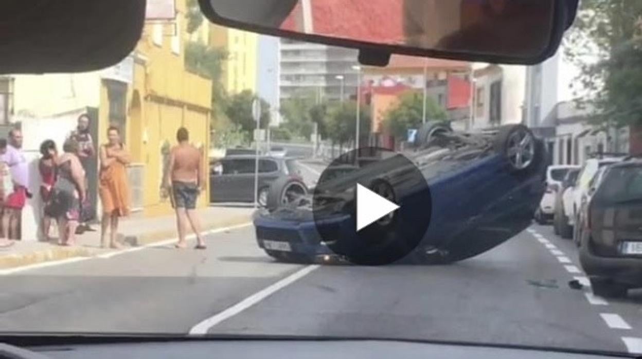 Vehículo volcado en la calle Mimosas, Algeciras