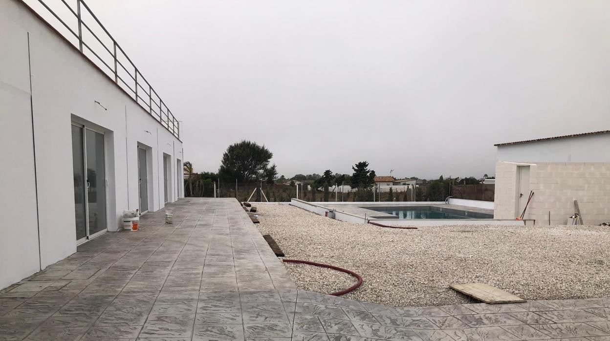 Multas de hasta 24.500 euros cada diez días por romper precintos de casas ilegales en El Palmar