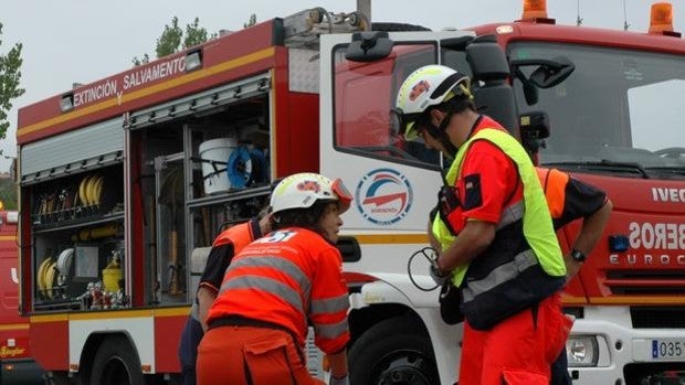 Un fallecido en un accidente al volcar un camión en Cádiz