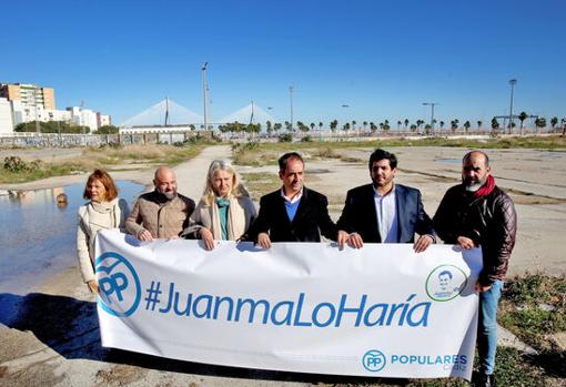 Miembros del PP en el solar del hospital, antes de su victoria en las elecciones andaluzas.