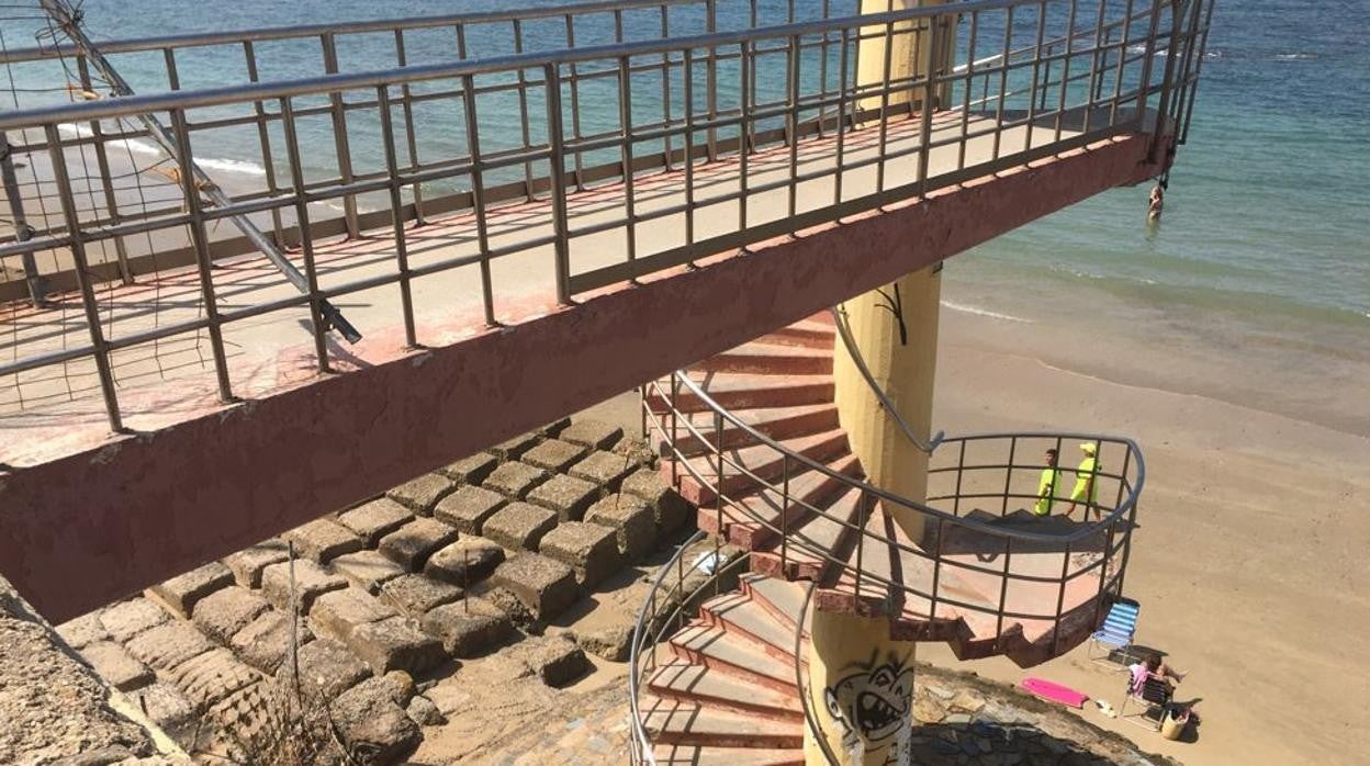 Refuerzan el cierre de la playa de Santa María del Mar a través de la escalera de caracol