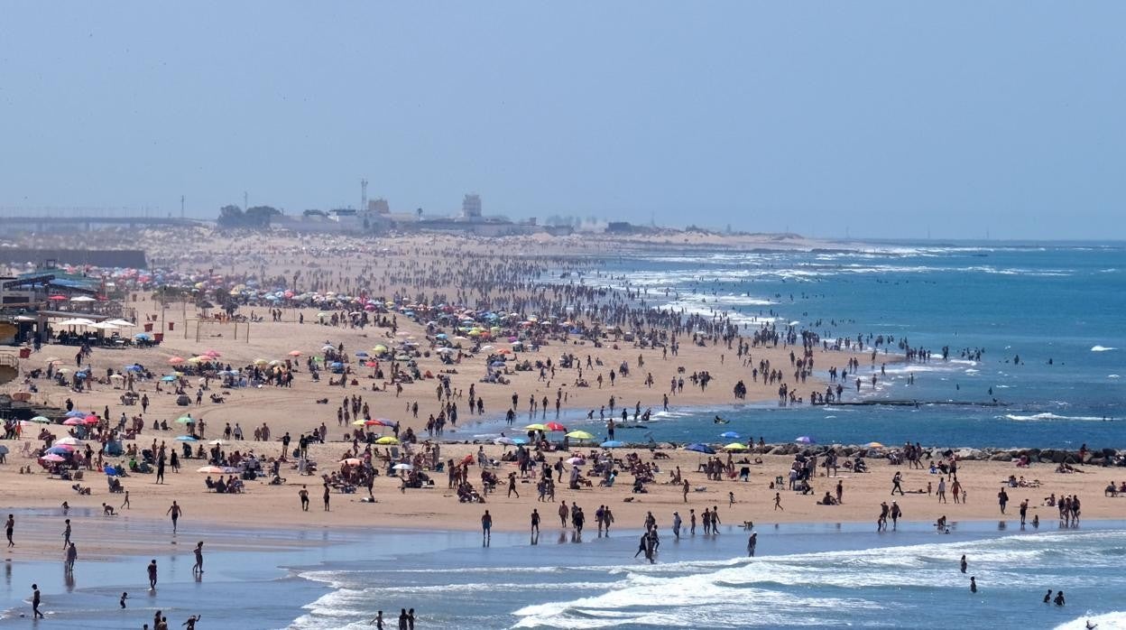 Las playas de la provincia son el principal reclamo para los turistas y cada verano se llenan de gente.