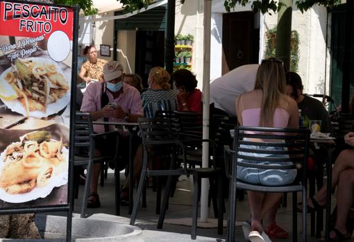 La campaña de verano, junto con los mayores costes de materias primas y distribución, eleva también los precios en la hostelería.