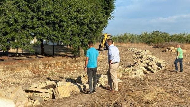 El Ayuntamiento de Brenes comienza las obras para levantar el muro caído del colegio Miguel Hernández