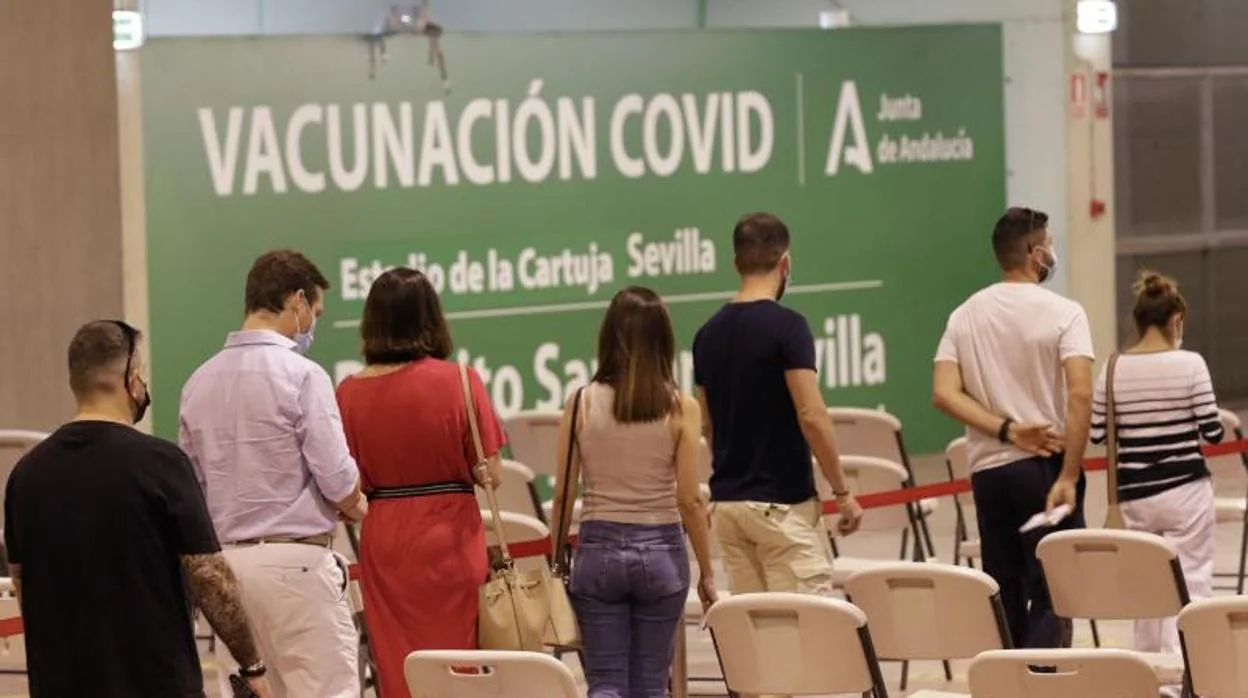 Varias personas aguardan su turno para ser vacunadas en Sevilla