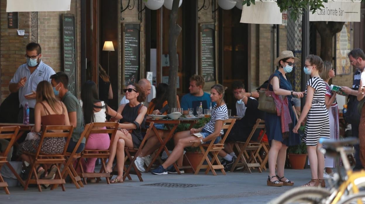 Ambiente en la terraza de uno de los bares del Centro de Sevilla